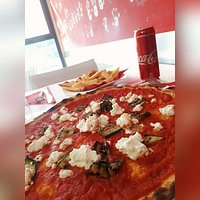 Pizza leggera e contorno di patate fritte steak house