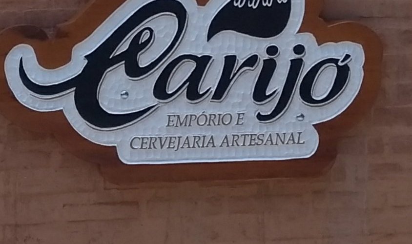 Nossa placa entalhada na entrada da cervejaria