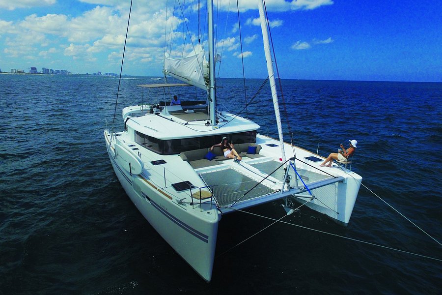 charter catamaran in bahamas