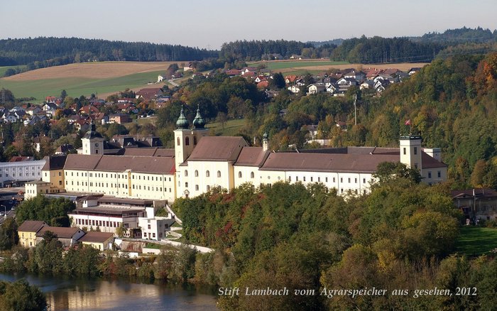 Stift Lambach in der Südansicht.