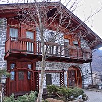 Pietra e legno conferiscono un aspetto rustico al locale
