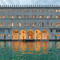 T Fondaco facade - Photograph by Delfino Sisto Legnani and Marco Cappelletti © Dfs Group