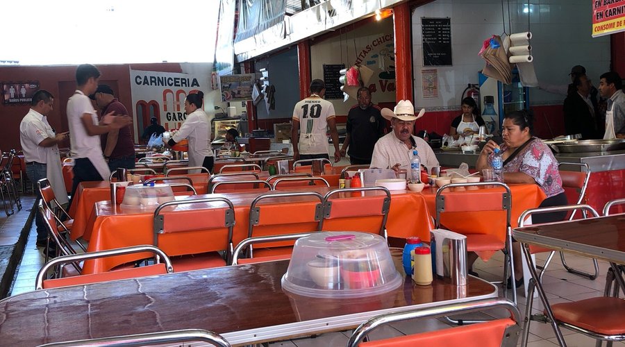 Ricas carnitas para almorzar. Lugar popular. Mucha gente disfrutando los alimentos. 
Servicio mu