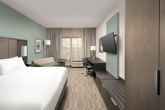 Holiday Inn Express Pensacola Downtown - hotel rooms