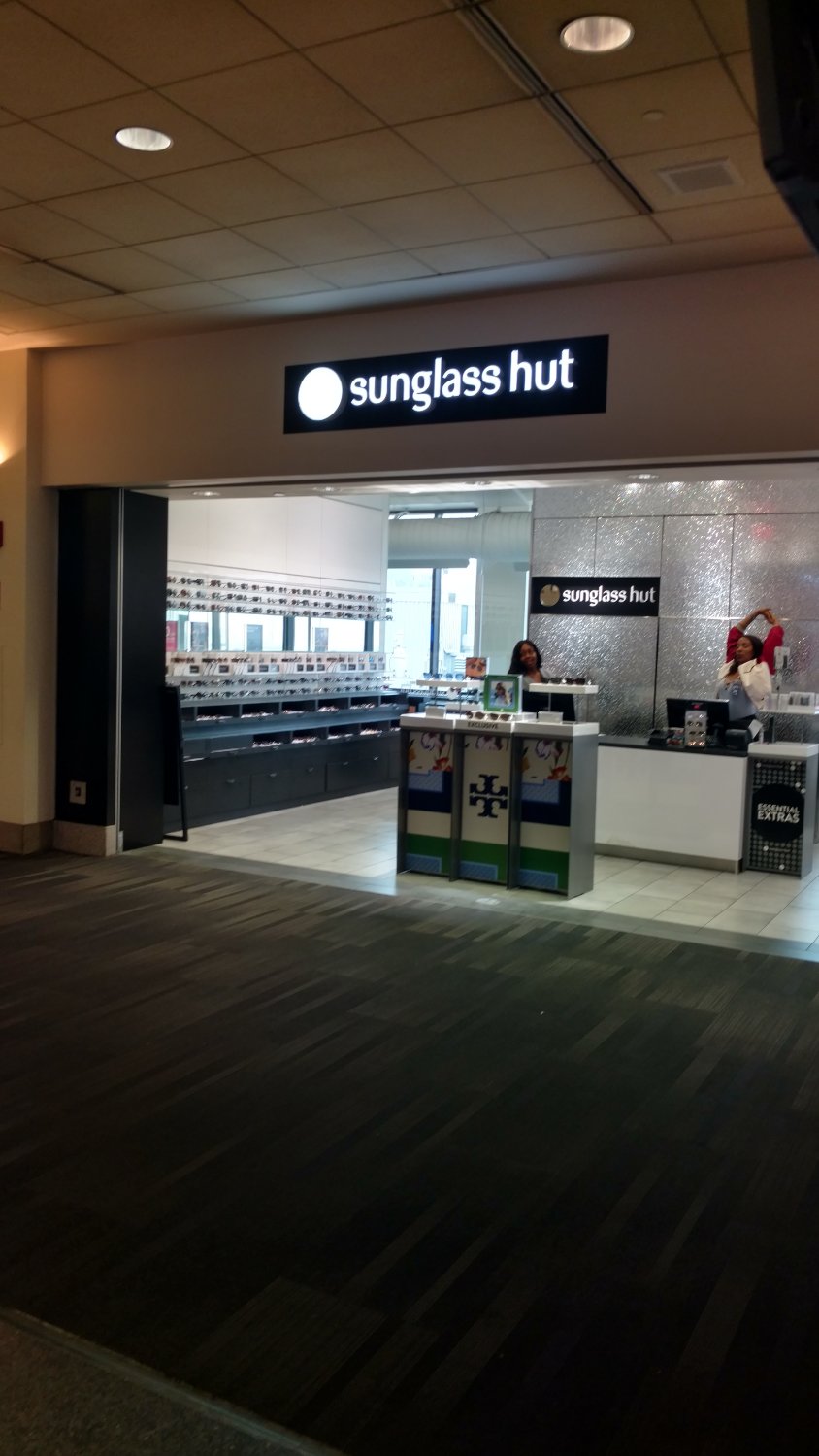 Solved Jennifer's Sunglass Hut operates in a perfectly | Chegg.com