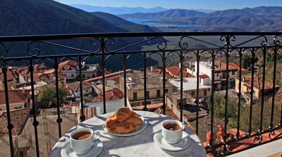 Με θέα προς τον ελαιώνα και τον Κορινθιακό κόλπο
