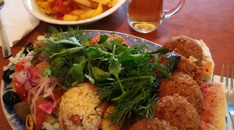 Riesiger veganer Falafelteller, Pommes mit Tomatensauce und leckerer Tee 😊