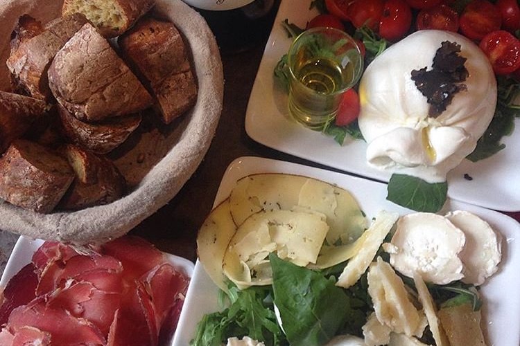Burrata, fromages, jambon de Parme et Saint Emilion