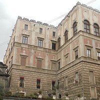 Il palazzo visto da via Chiaia