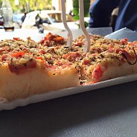 Sfincione (pizza soffice siciliana con pomodoro, cipolla e formaggio)