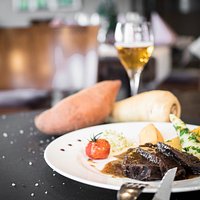 NOIX DE JOUE DE BŒUF CONFITE AU VIN ROUGE