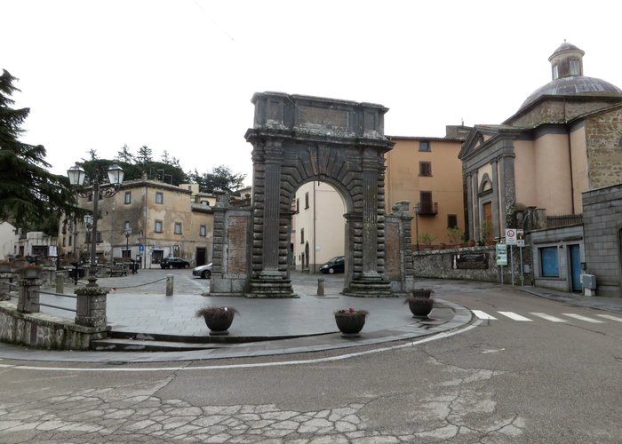 lo slargo con porta Albana e sulla dx la chiesetta di S.Bonaventura