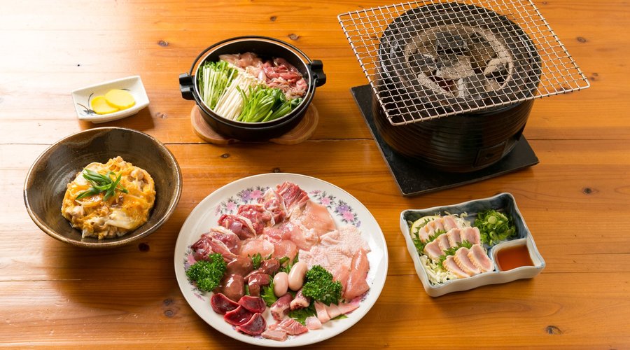 土佐ジロー大満足コース；土佐ジロー料理を十二分に楽しめるコース料理。むね肉のたたき、各部位が楽しめる炭火焼き、すき焼き、ミニ親子丼で１人前６千円。