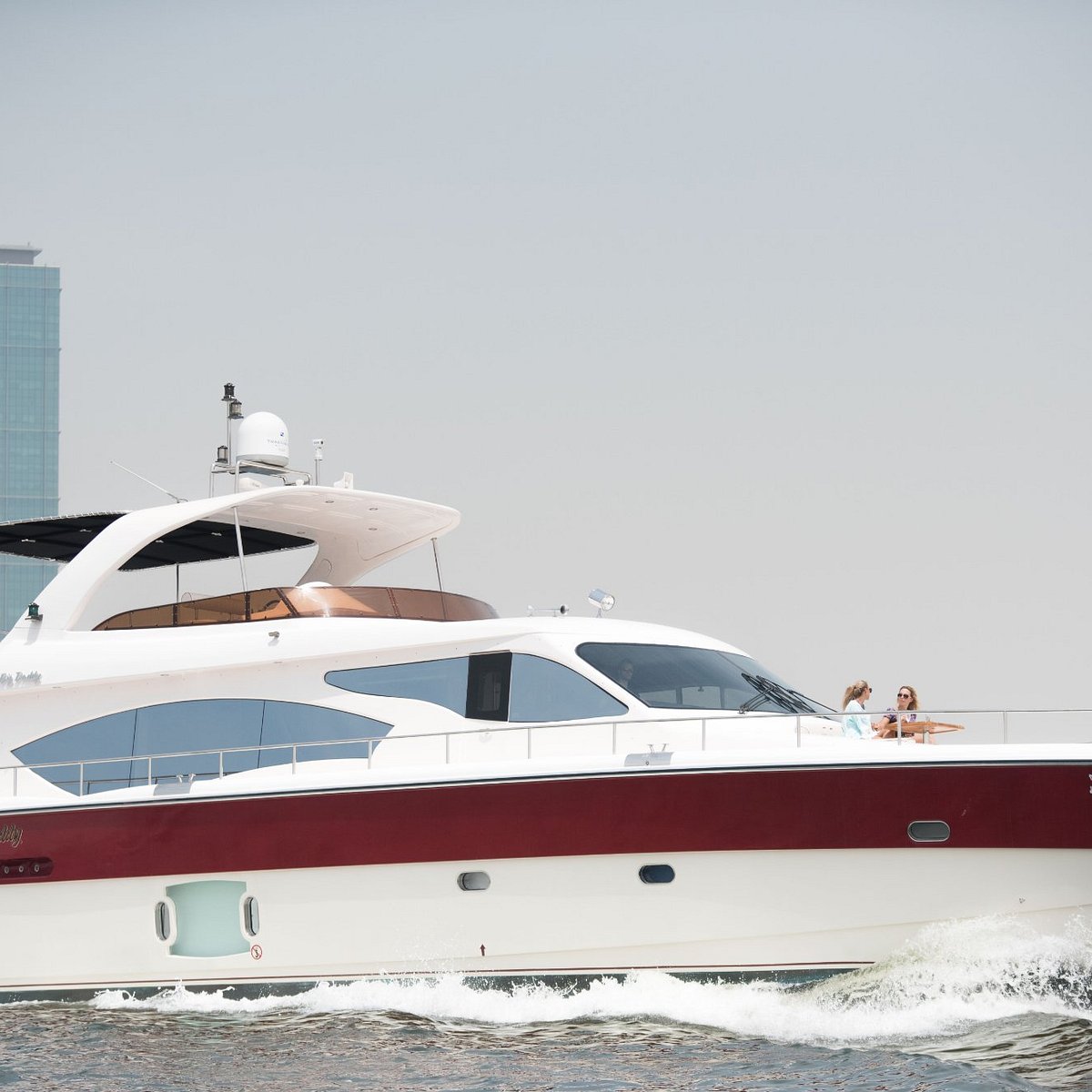 Vida dubai marina yacht. Яхта Лотус в Дубае. Яхта Нептун. Яхта Neptun 32.