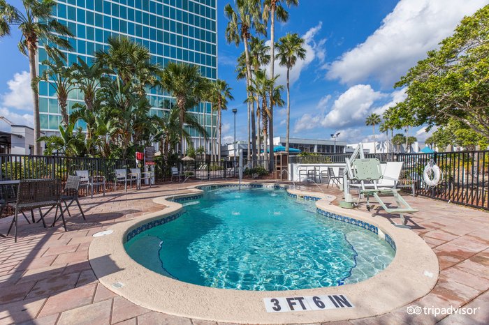 DoubleTree by Hilton Hotel at the Entrance to Universal Orlando Pool ...