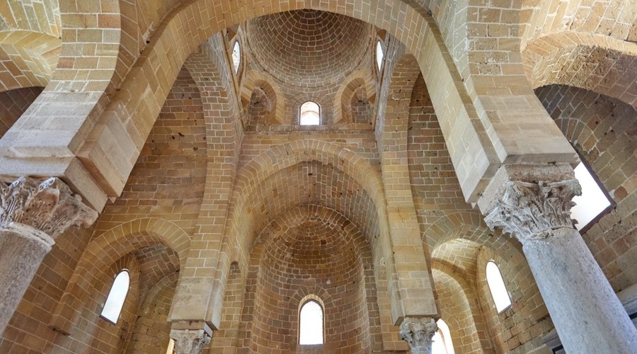 Chiesa della Santissima Trinita di Delia (interno)
