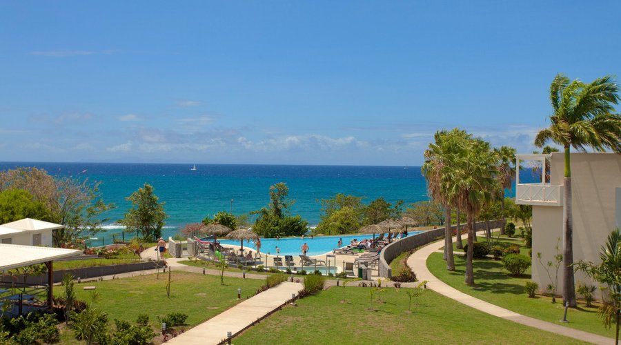 Vue de la piscine principale à débordement 
