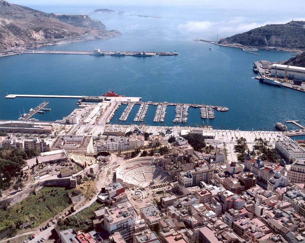 Vistas de la bahía de Cartagena con el Teatro Romano