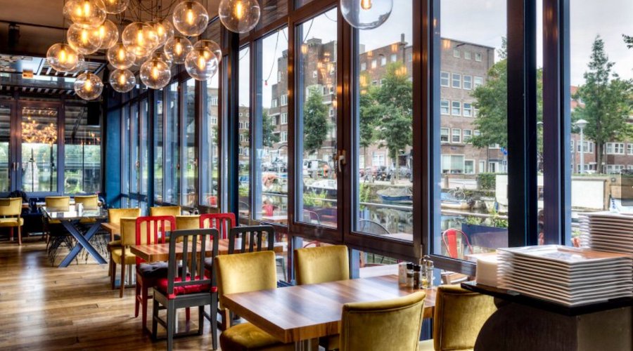 foto de um restaurante com vista panorâmica