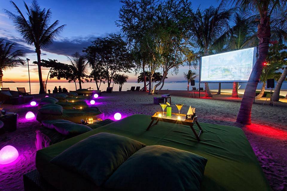 Beach cinema. Песчаные кинотеатры Мальдивы. Nikki Beach Koh Samui 5 пляжи рядом. Cinema Beach. Noii Beach Cinema.