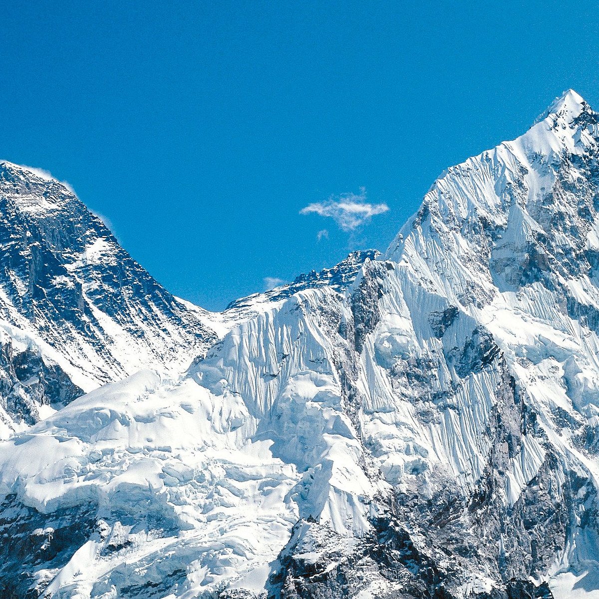 Картинки высокие горы. Горная вершина Джомолунгма (Эверест). Вершины: гора Джомолунгма (Эверест),. Гималаи Эверест. Непал Эверест.