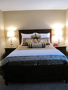 Queen Suite - bed area