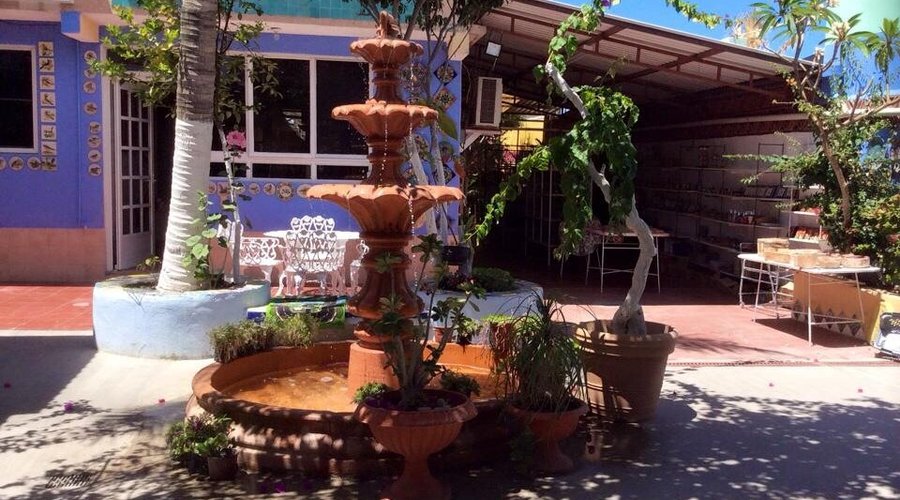 Nuestro hermoso patio con áreas de descanso y la fuente en memoria de Don Julio the Master 