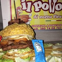 Panino croccante hamburger bacon provola insalata e pomodoro 🔝🔝🔝🔝🔝
Il nonna Pina
