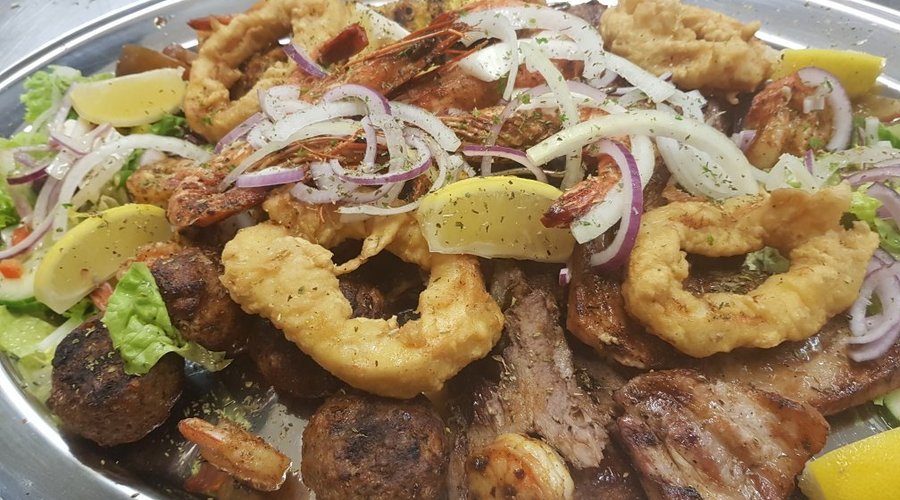 Le plateau Odyssée (5 viandes grillées différentes scampi gambas et calamars) le plateau Sparta 
