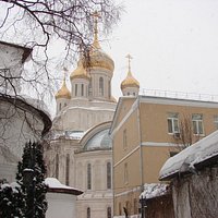 Вид на собор от входа с ул. Большая Лубянка