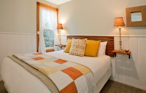 Agate Beach Motel in Newport, image may contain: Lamp, Cushion, Home Decor, Table Lamp