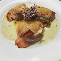 Solomillo de cerdo Wellington con salsa de manzana y queso