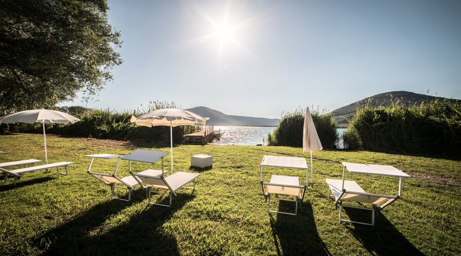 spiaggia con lettini