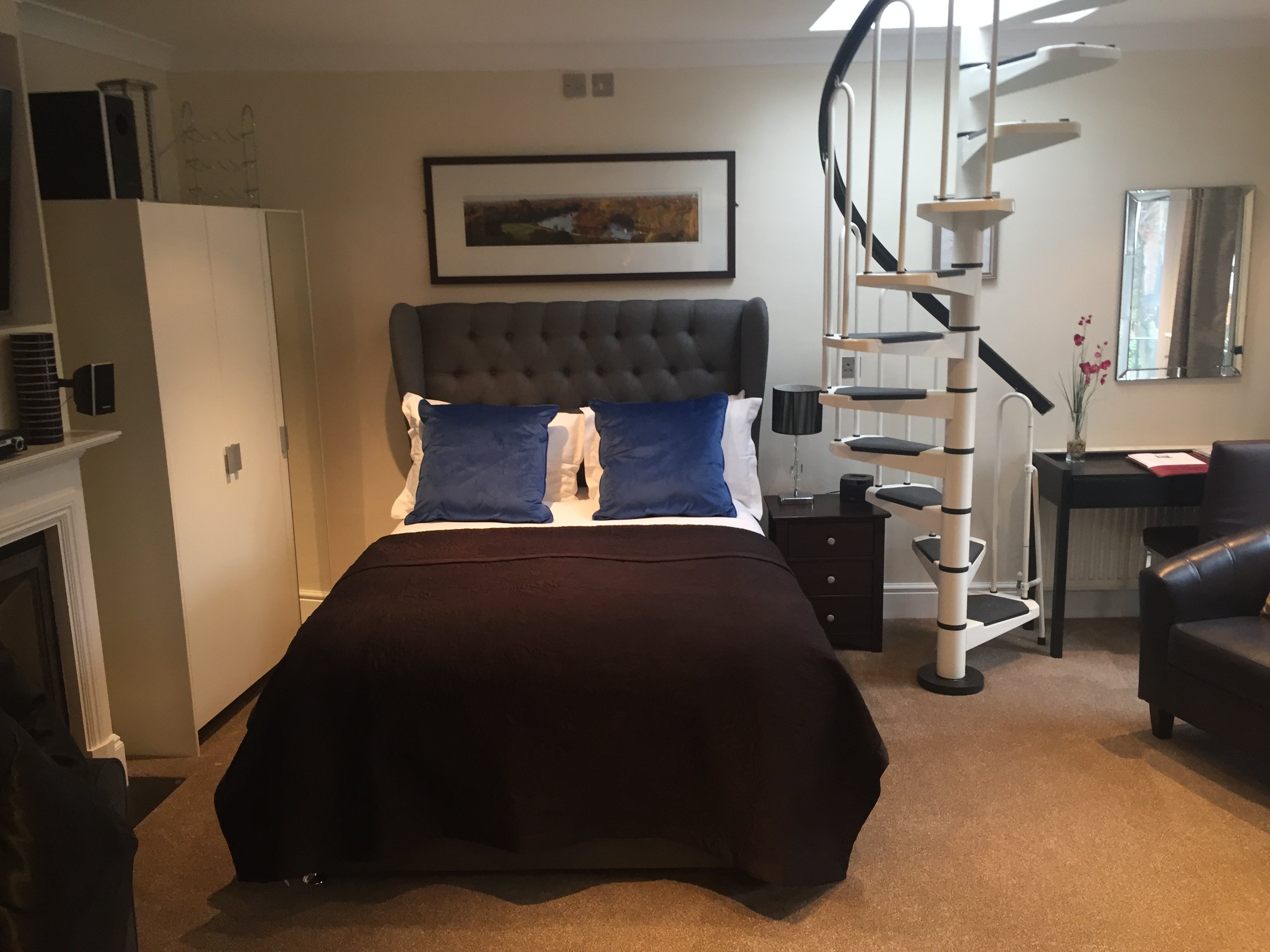 THE OLD STABLES B&B - Prices & Reviews (Twickenham, United Kingdom)