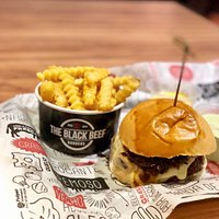 Cheeseburger com batata frita e shake ninho