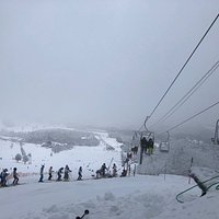 晴れれば日本海が見えてきれいなのですが、まあ、こんな感じの曇り空のことが多いです。