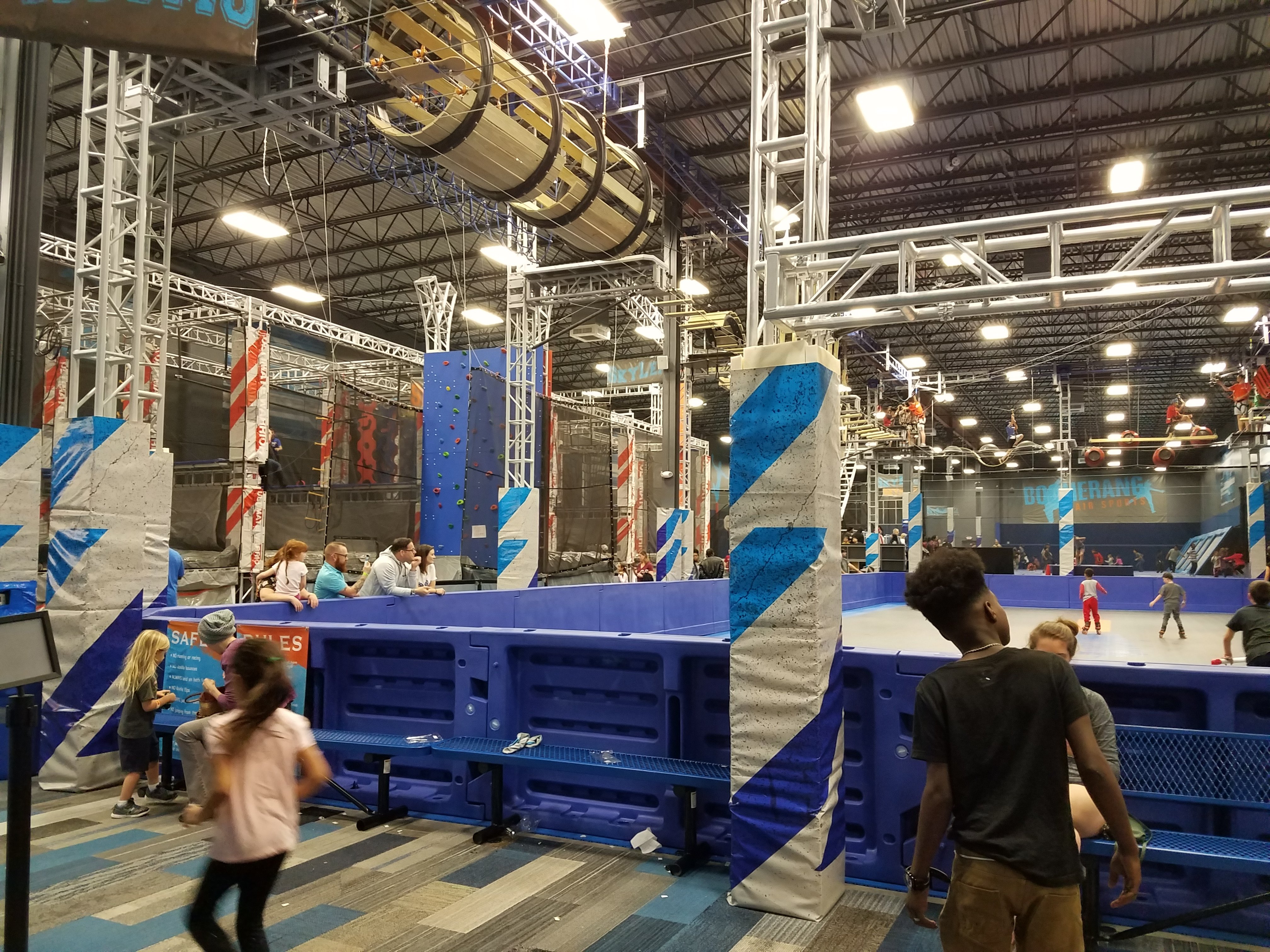 Boomerang shop trampoline park