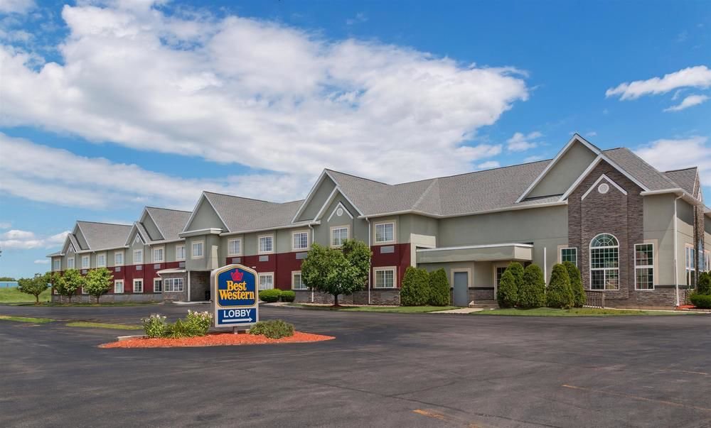 Hotel photo 38 of Best Western Crown Inn & Suites.