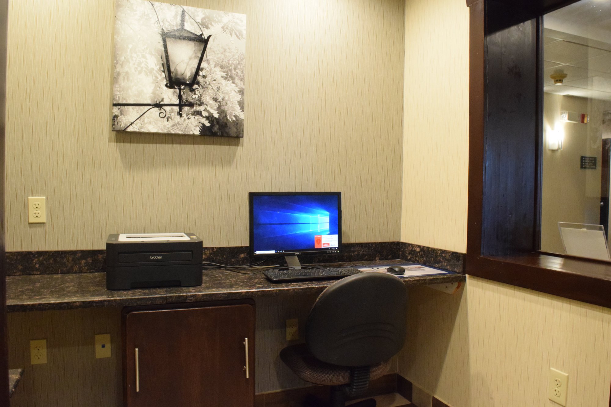 Hotel photo 8 of Best Western Crown Inn & Suites.