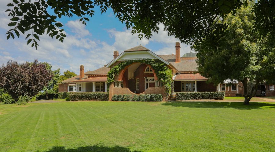 gorgeous gardens to stroll through - use our bird book to identify some beautiful Australian bir