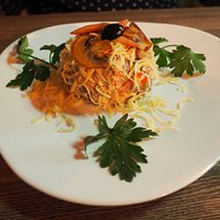 Легкий салатик с шампиньонами, сыром, ветчиной и помидорками