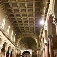 The nave with the "a cassettoni" ceiling