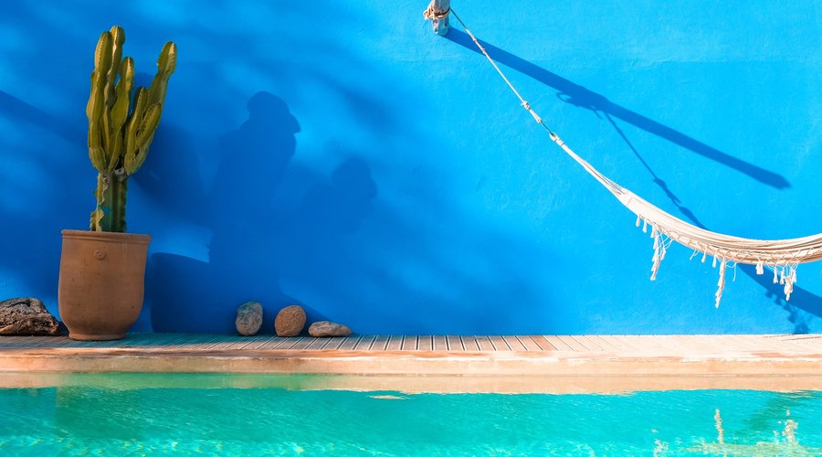 La piscine chauffée de Baoussala et son légendaire mur bleu Majorelle