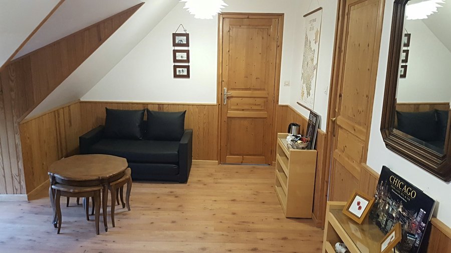 Espace salon privatif entre la chambre et la salle de toilette