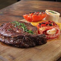 Fracosta Di Manzo - Ojo de bife maturado na casa, polenta na chapa, tomates assados e tutano