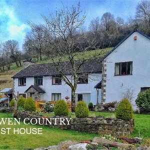 Neuadd wen country guest house on a winter day