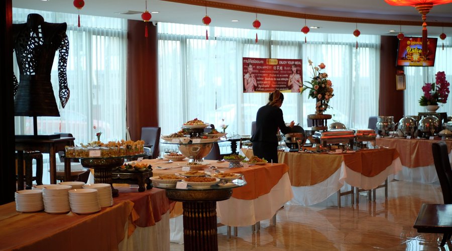 a lot of food in they saturday night buffet