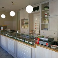 Interno della gelateria