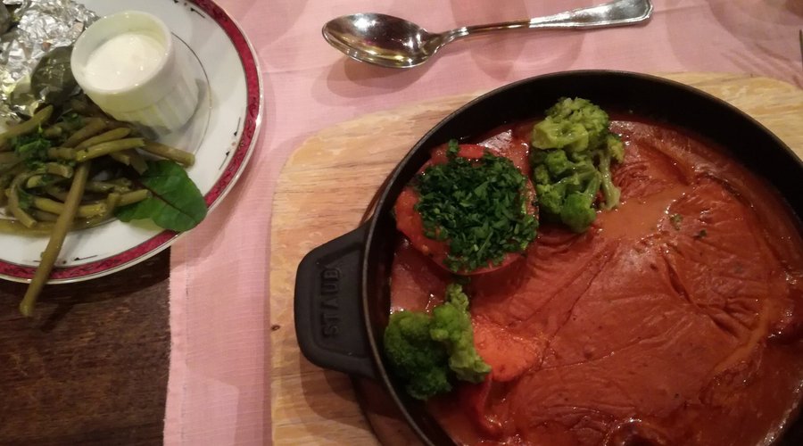 Classico piatto di prosciutto tipico della zona