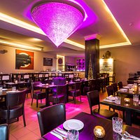 Im schein unseres glitzernden Kronleuchters - IMARA Restaurant
